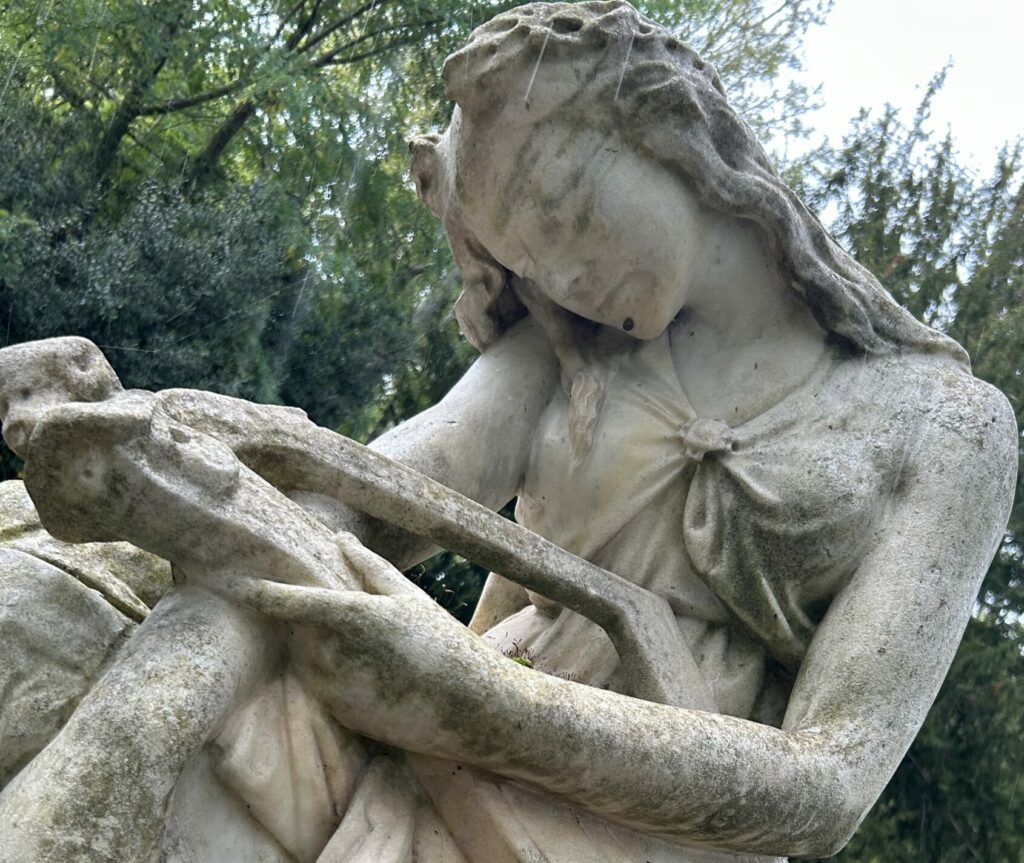 Euterpe, sculpture de la tombe de Chopin, cimetière du Père-Lachaise (Paris)